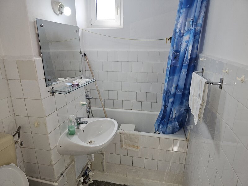 Berceni, Emil Racovita, particular 2 camere etaj 4/10 - decomandat, cf. 1.